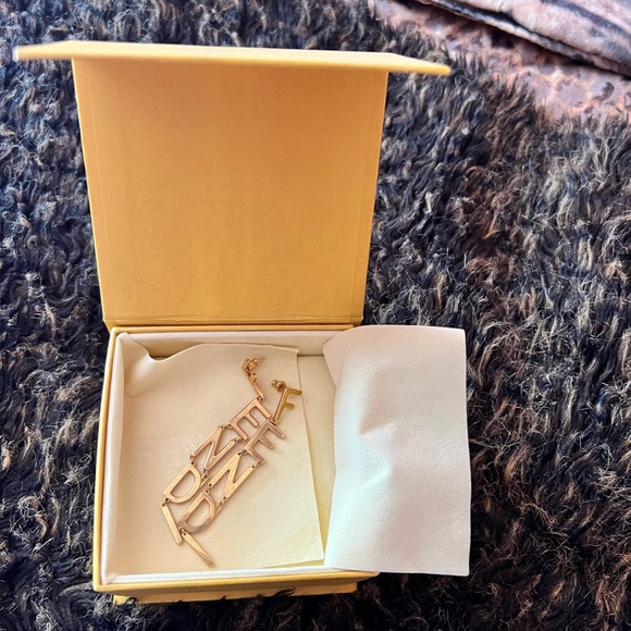 Fendi
Signature Drop Earrings - Picture 10 of 10
